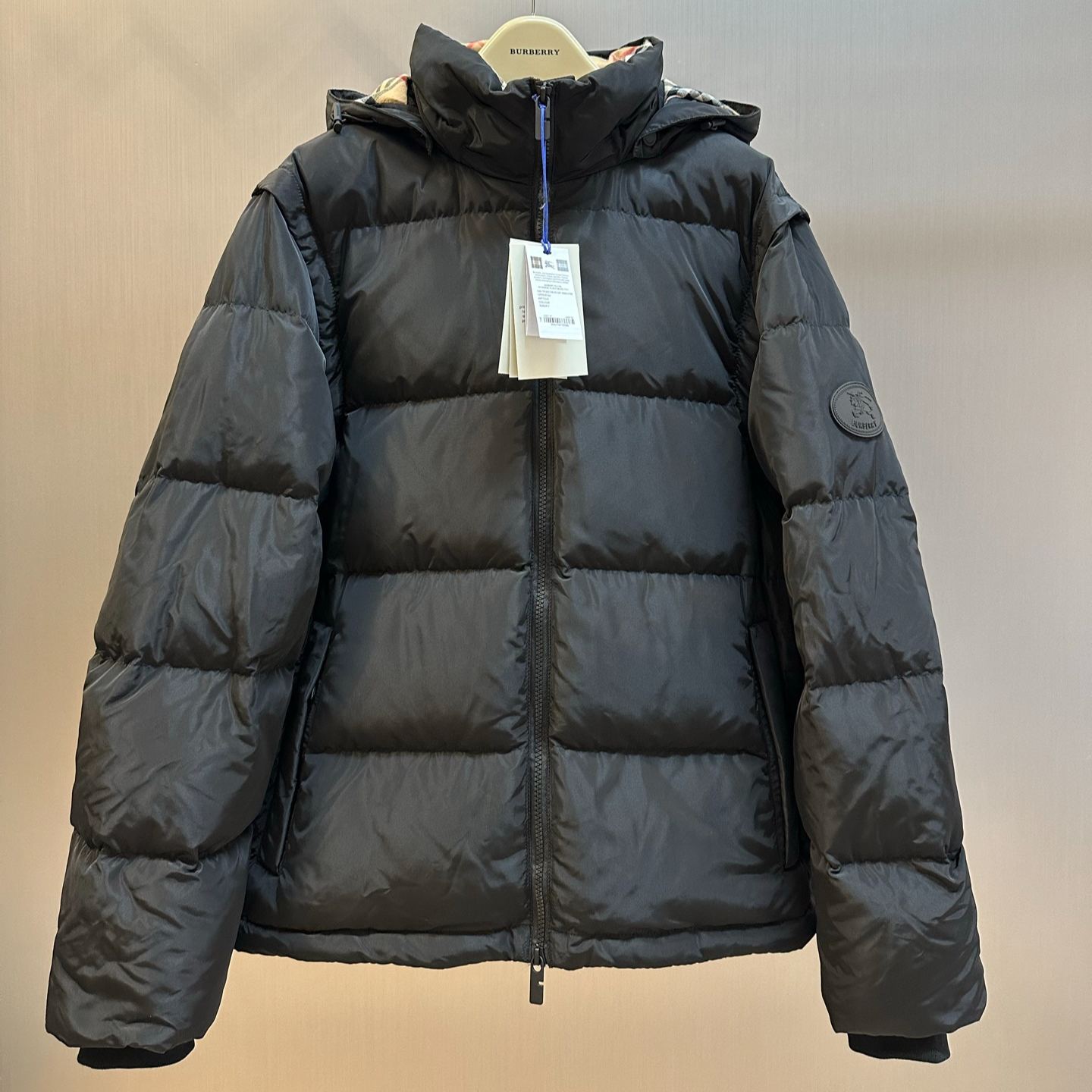 Burberry down jacket with detachable sleeves（81126601）