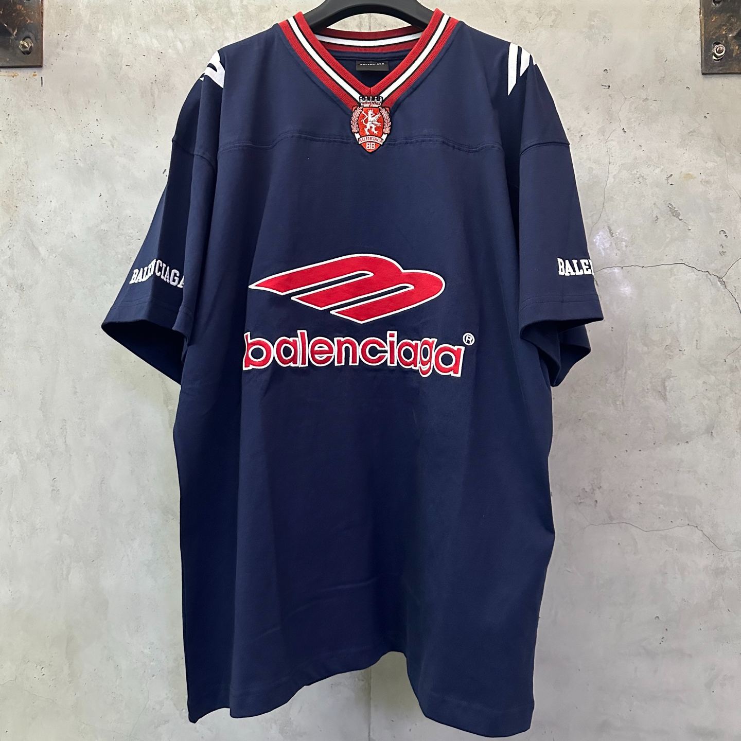 Balenciaga3B Football V-neck T-shirt Oversized (857086TTVQ64030）
