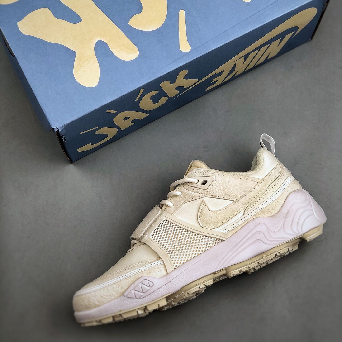 (SALE) Travis Scott × Nike Zoom Field Jaxx "Sail"（HQ3061-100）