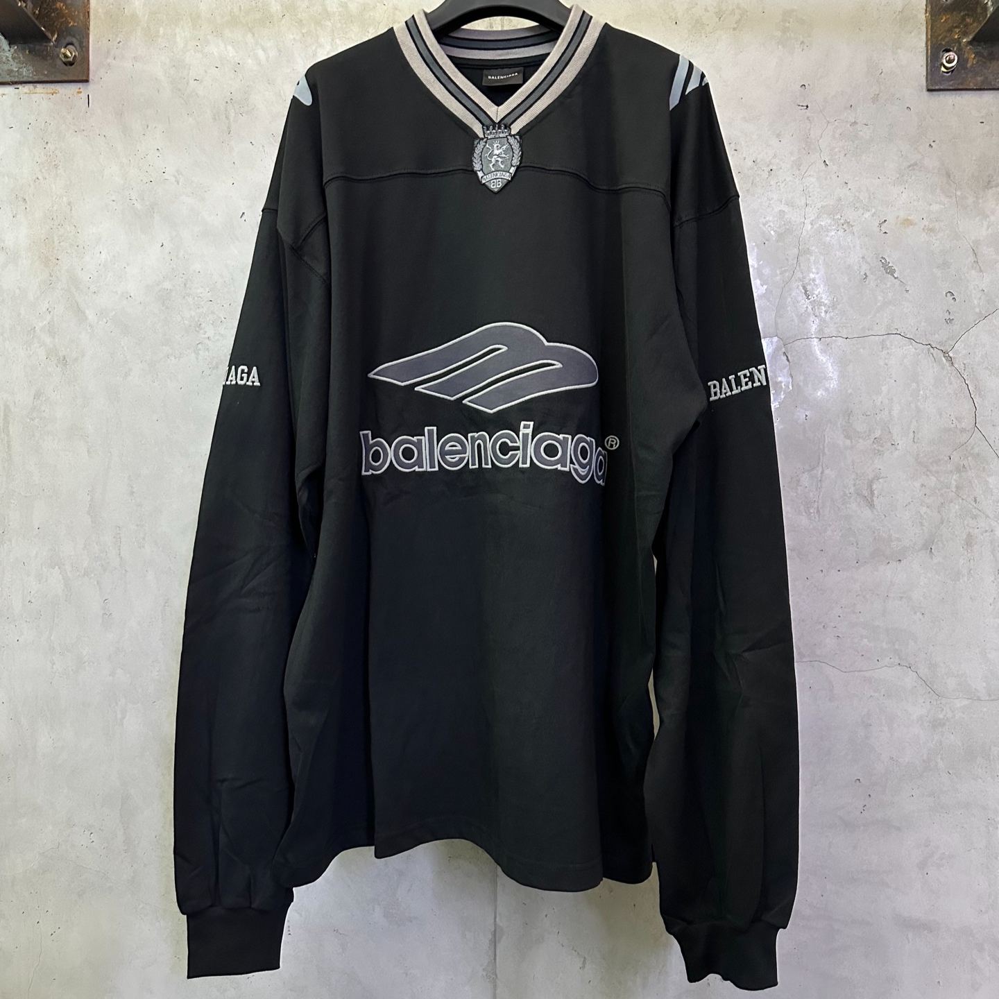 Balenciaga 3b Football Long Sleeve V-Neck T-Shirt for Men in Black/Charcoal Black (857085TTVQ61066）