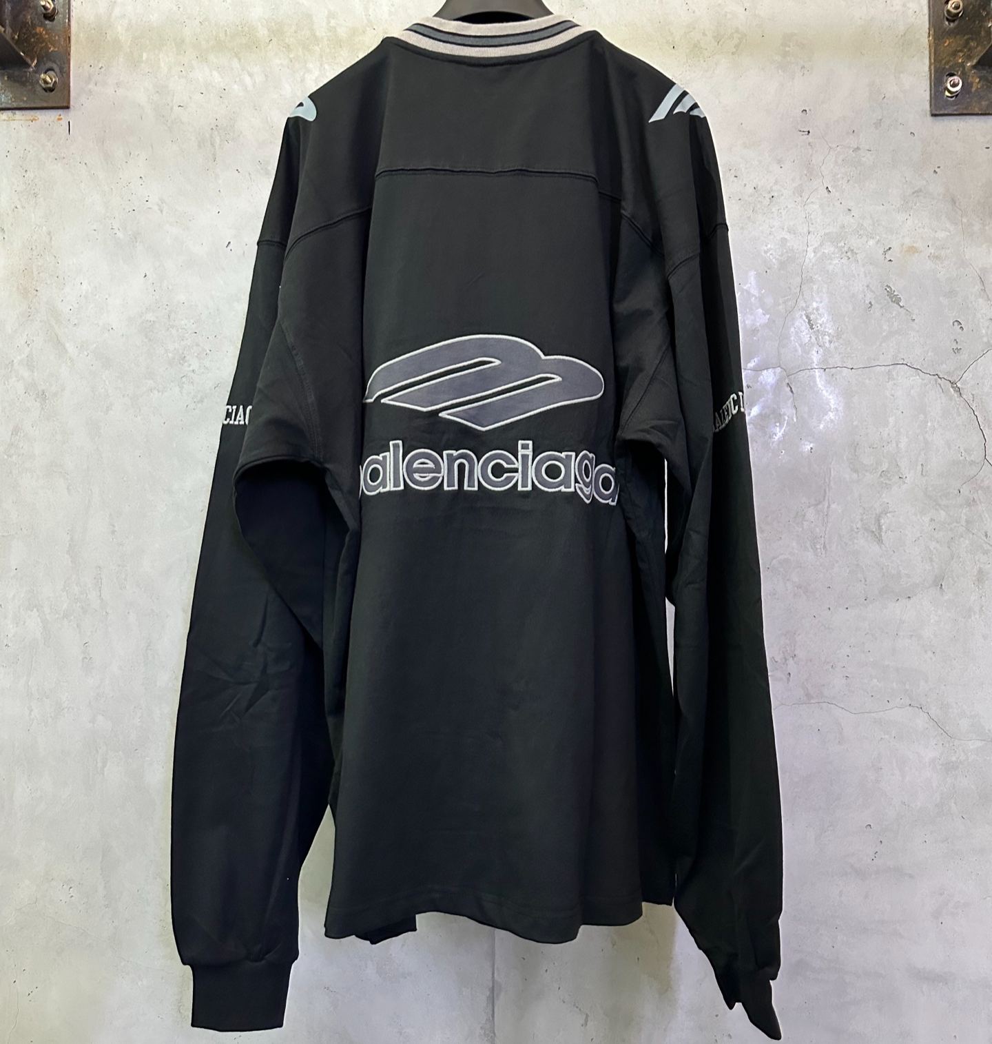 Balenciaga 3b Football Long Sleeve V-Neck T-Shirt for Men in Black/Charcoal Black (857085TTVQ61066）