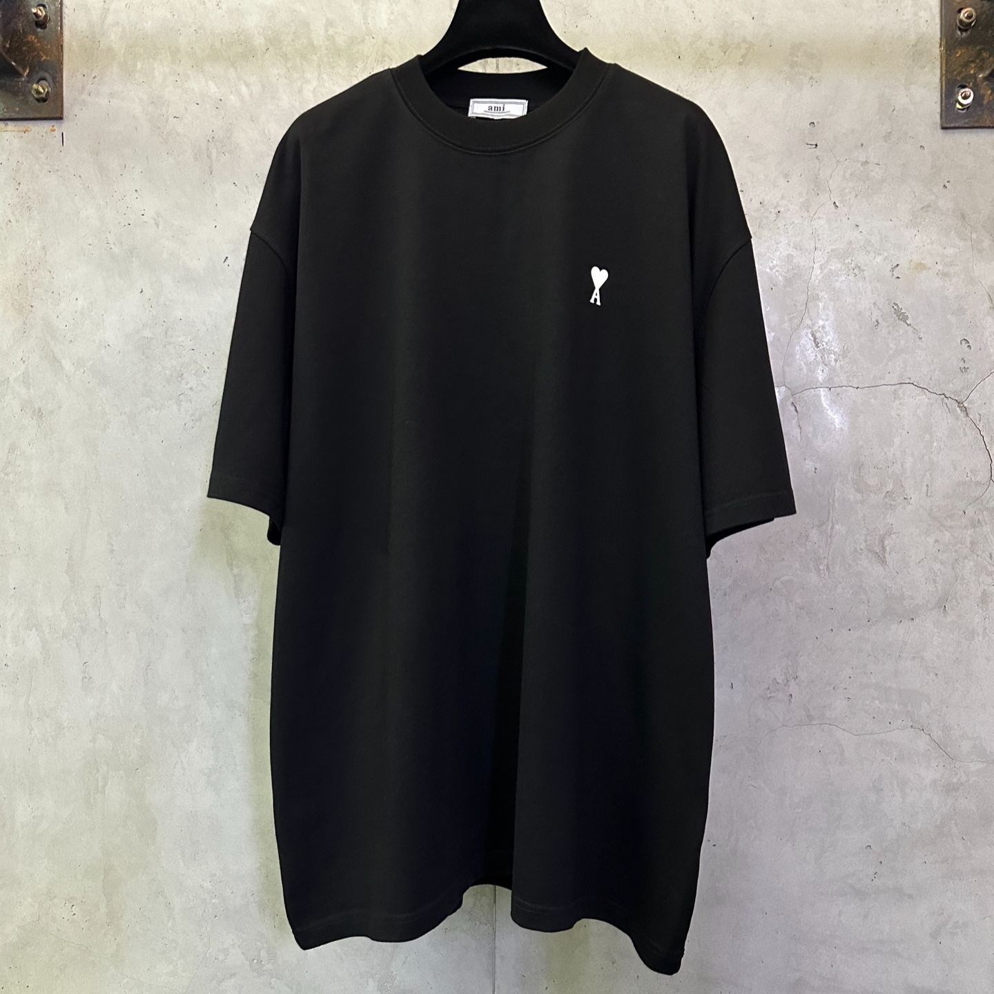 Ami De Coeur T-shirt has the words "Place des Victoires" printed on the back（UTS389726-001）