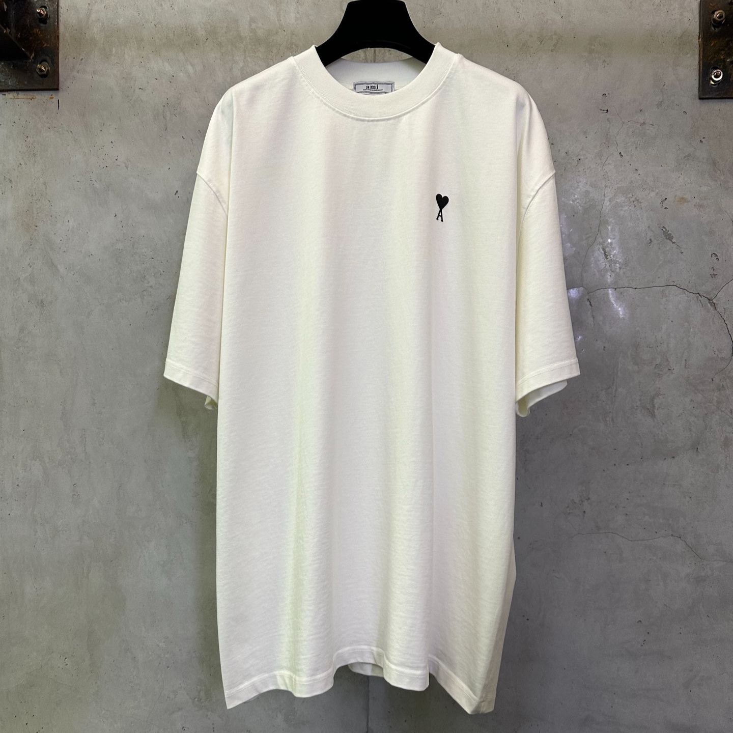 Ami De Coeur T-shirt has the words "Place des Victoires" printed on the back（UTS389726-001）