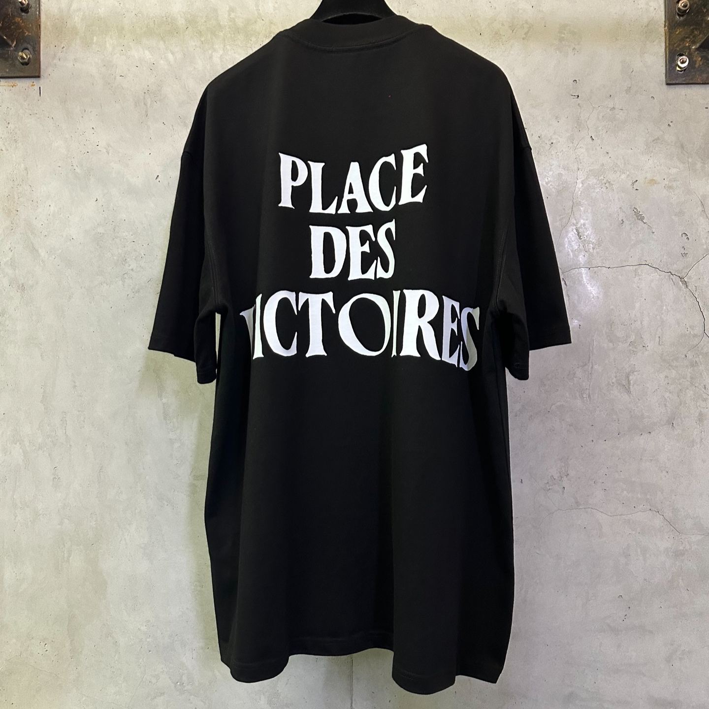 Ami De Coeur T-shirt has the words "Place des Victoires" printed on the back（UTS389726-001）