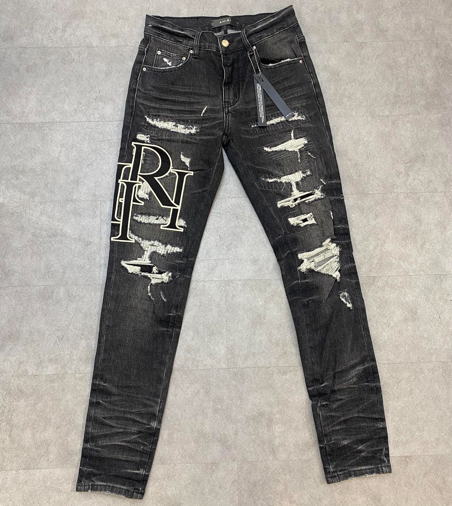 AMIRI jeans with a distressed finish, embroidered logo on the side (ADS050-033）