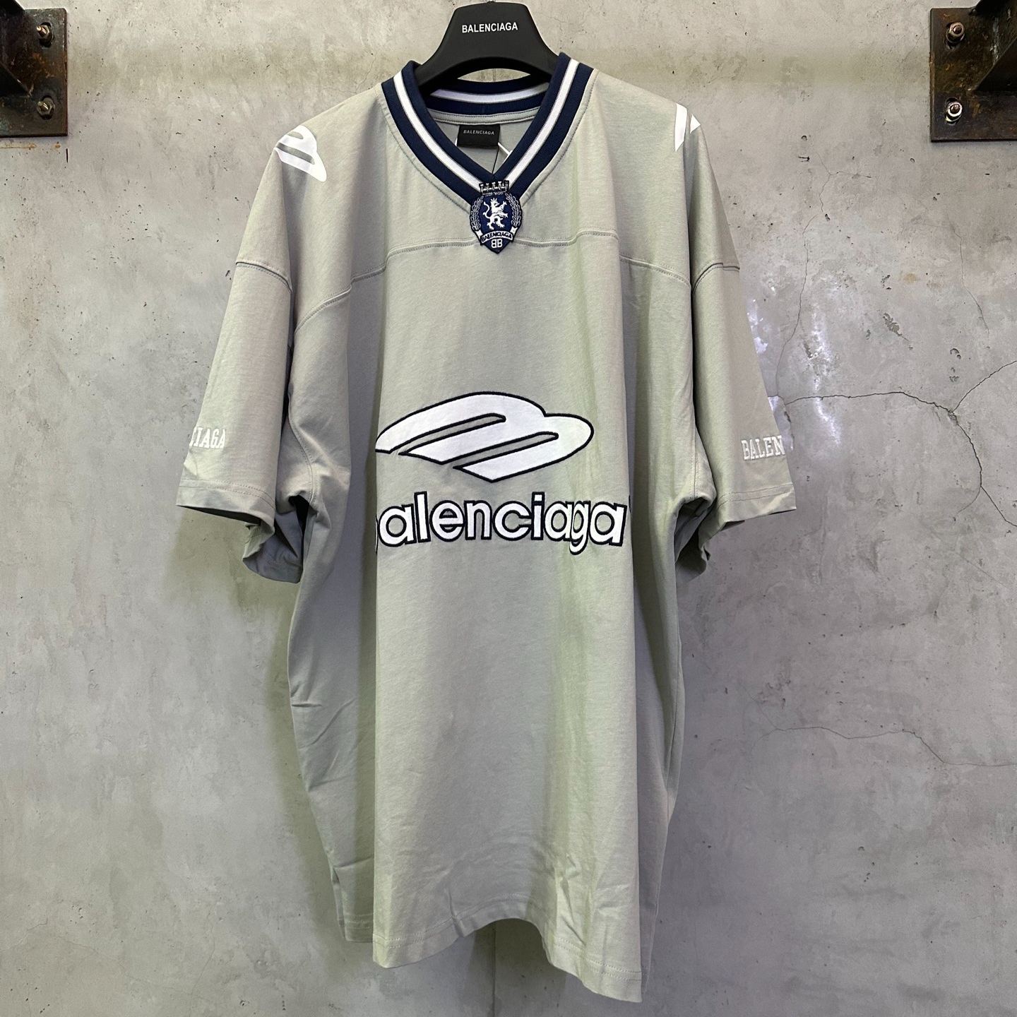 Balenciaga3B Football V-neck T-shirt Oversized (857086TTVQ64030）