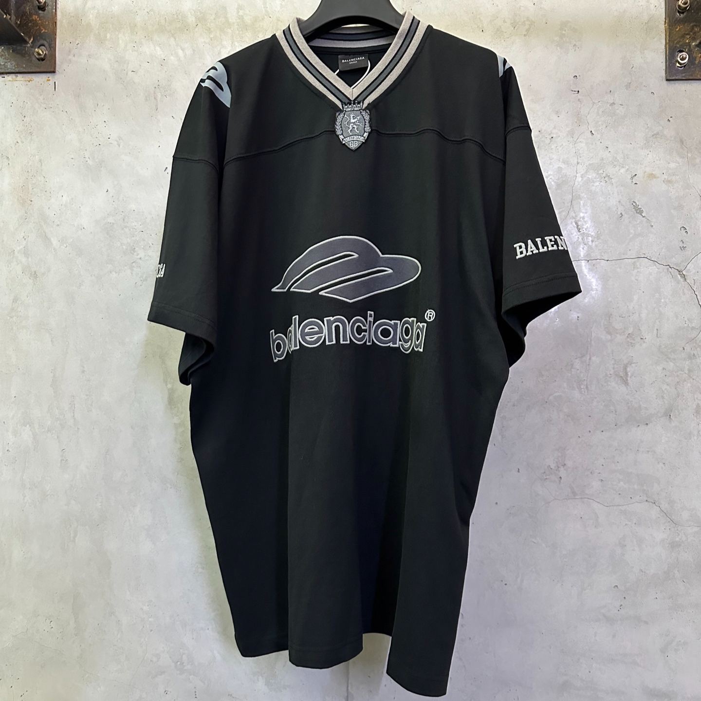 Balenciaga3B Football V-neck T-shirt Oversized (857086TTVQ64030）