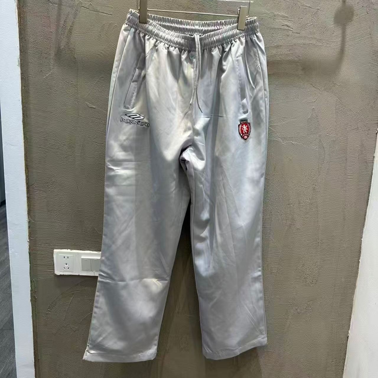 BALENCIAGA 3B Football Pants in Techno Cotton Poplin（857656TPQ381000）