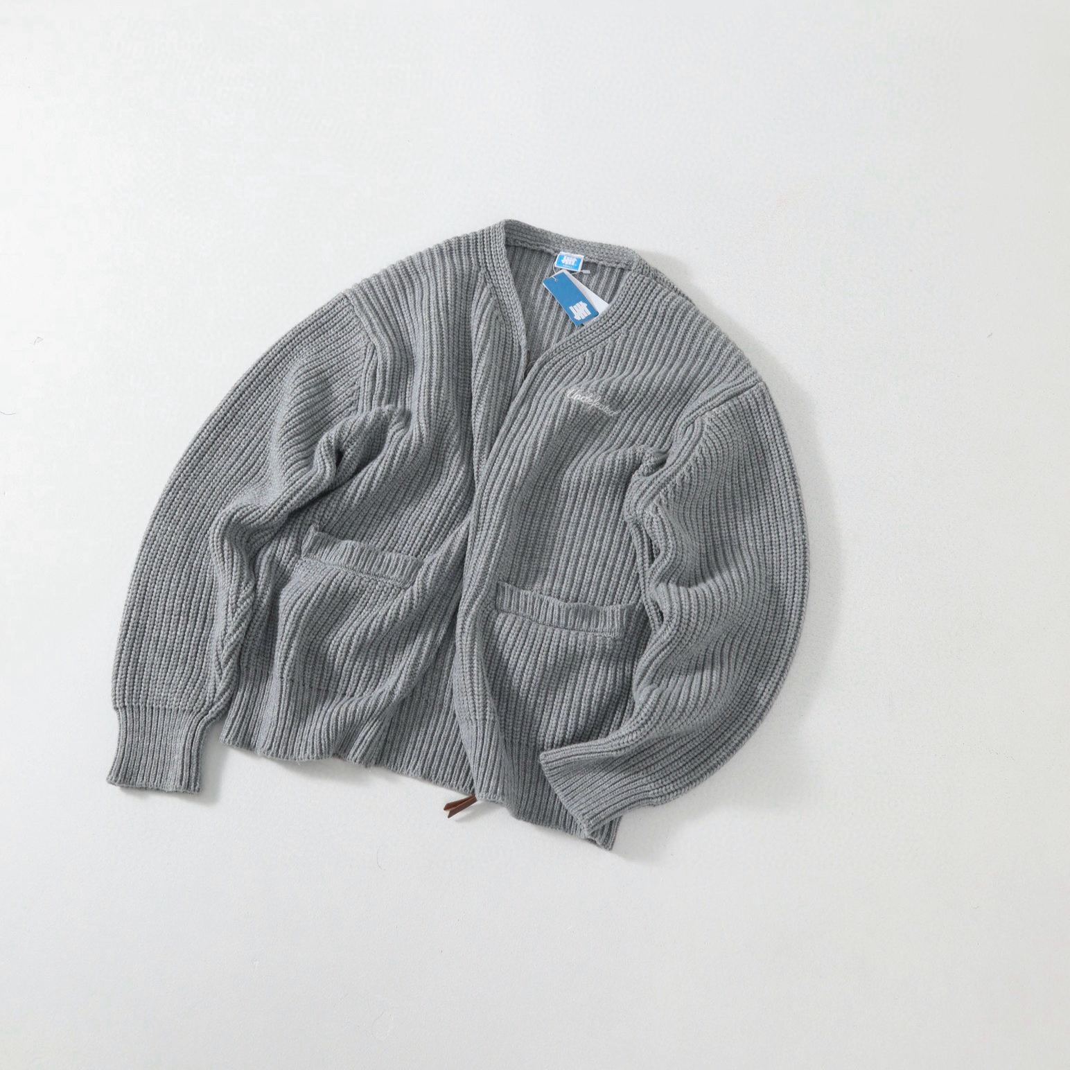 UNDEFEATED FW24 Holiday Series Embroidered Logo Zip-Up Knit Jacket（UC44GCG01M）