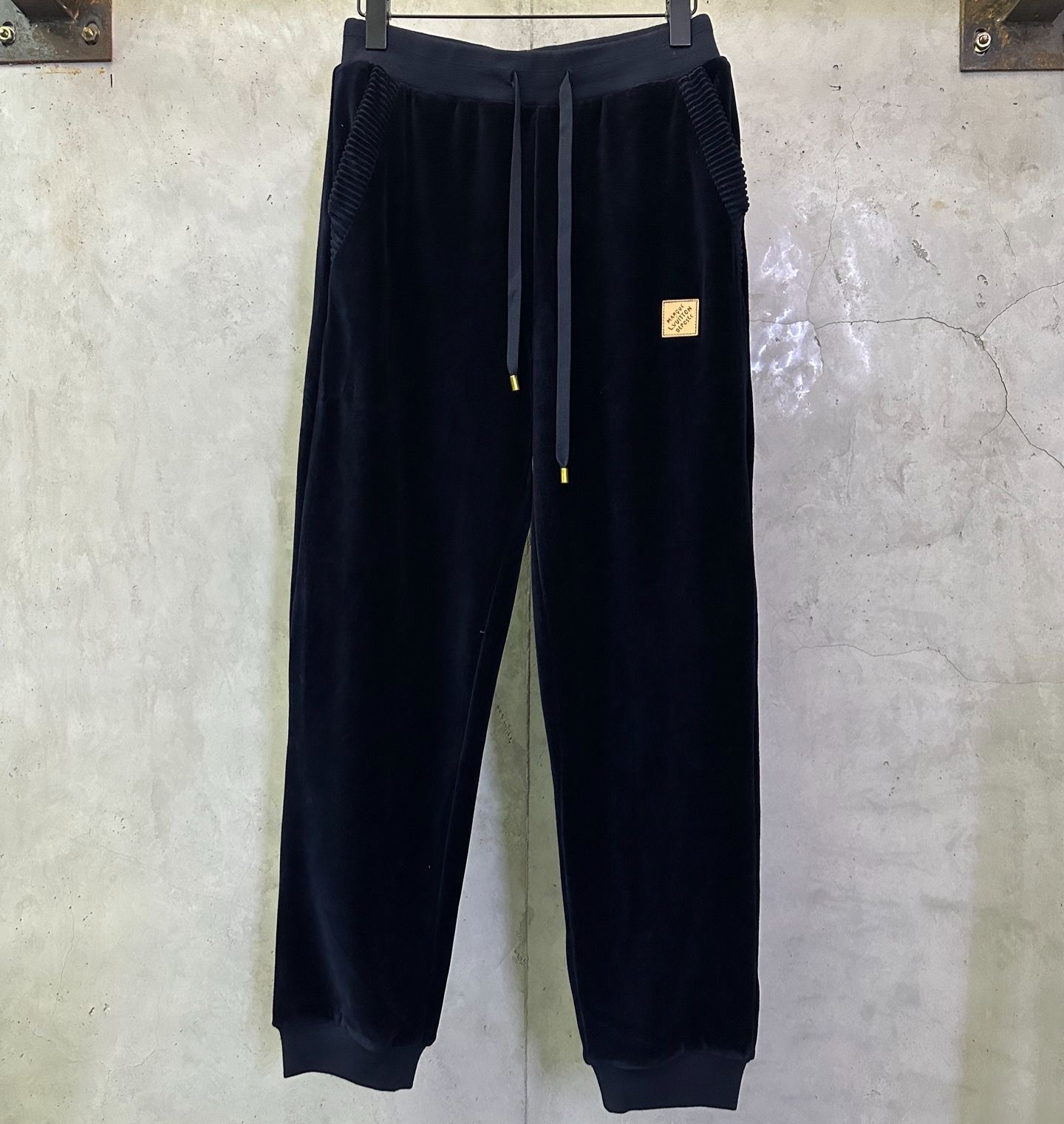 LOUIS VUITTON CHIC Velvet Sweatpants（1AJCCL）
