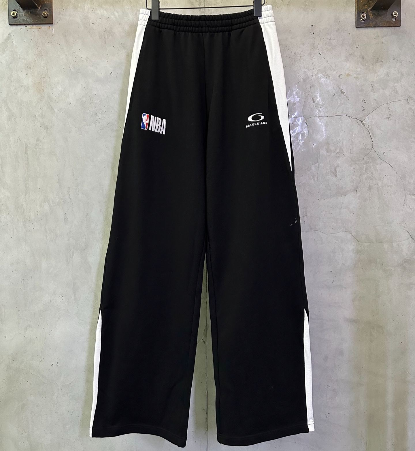 Balenciaga NBA collaboration oversized track pants in black/white（864873TTVV91070）
