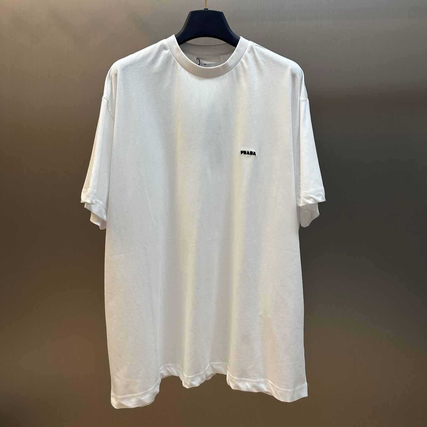 Prada logo-embroidered T-shirt (UJN982-SOOO-19FEF-0-009）