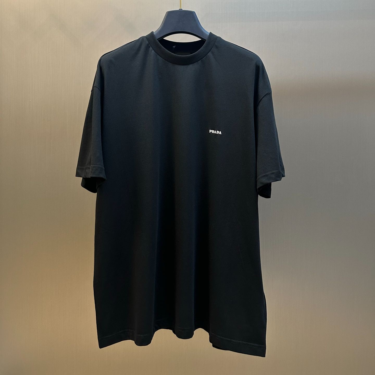 Prada logo-embroidered T-shirt (UJN982-SOOO-19FEF-0-009）