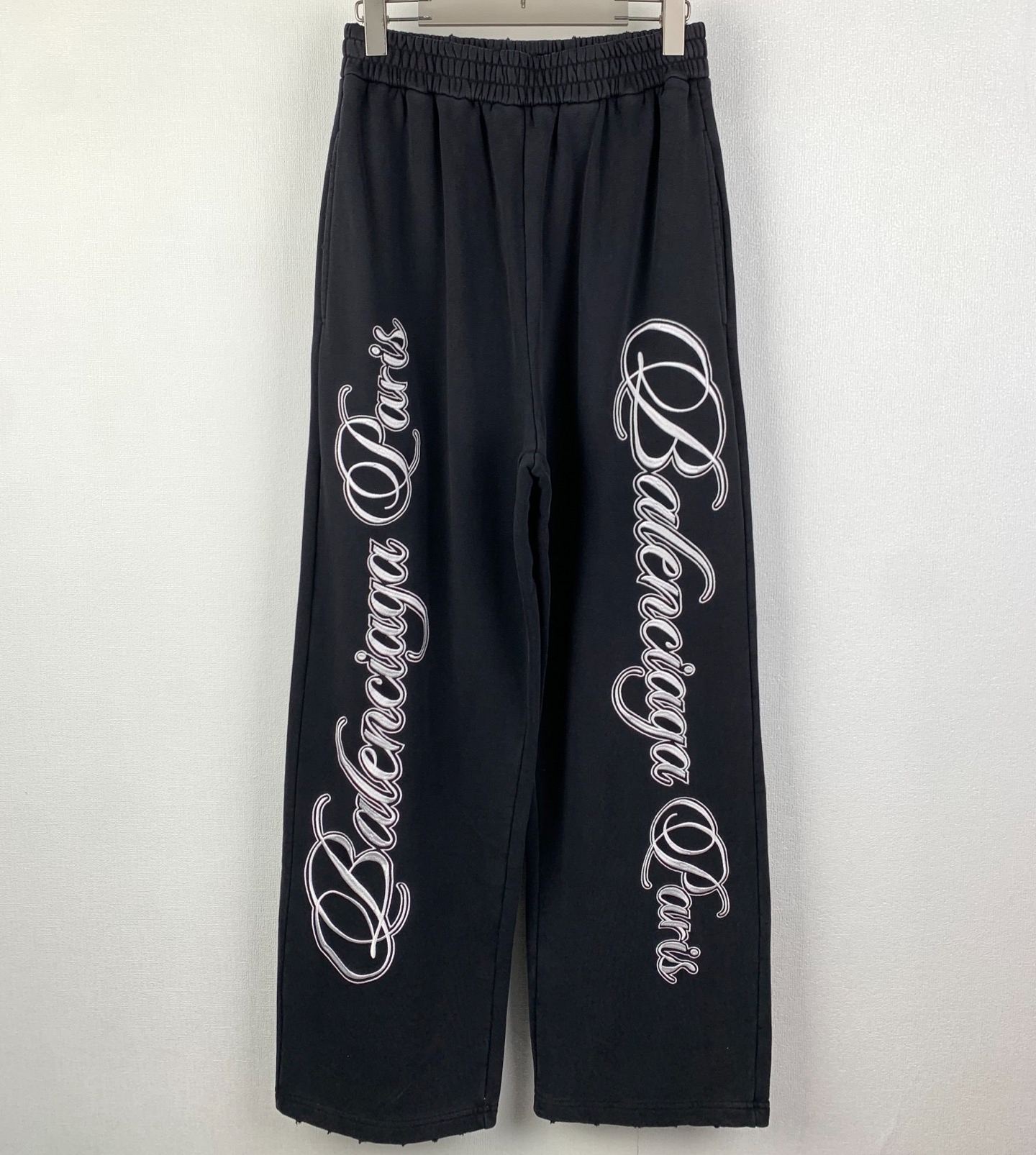 Balenciaga Cursive Baggy Pants for Men in Black/White（846917TTVM86552）