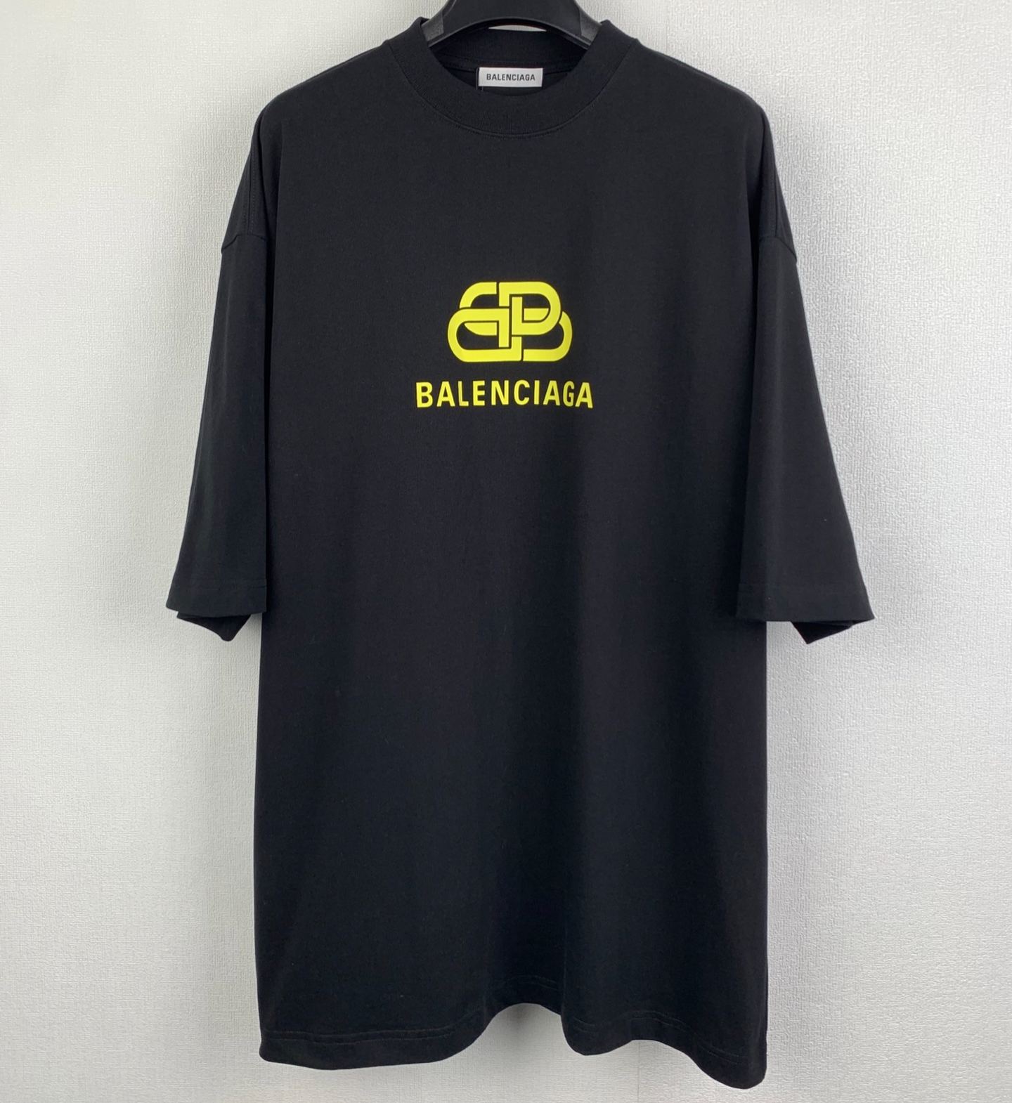 Balenciaga Black Boxy Tee with Logo Print and Balenciaga（571205TGV751140）