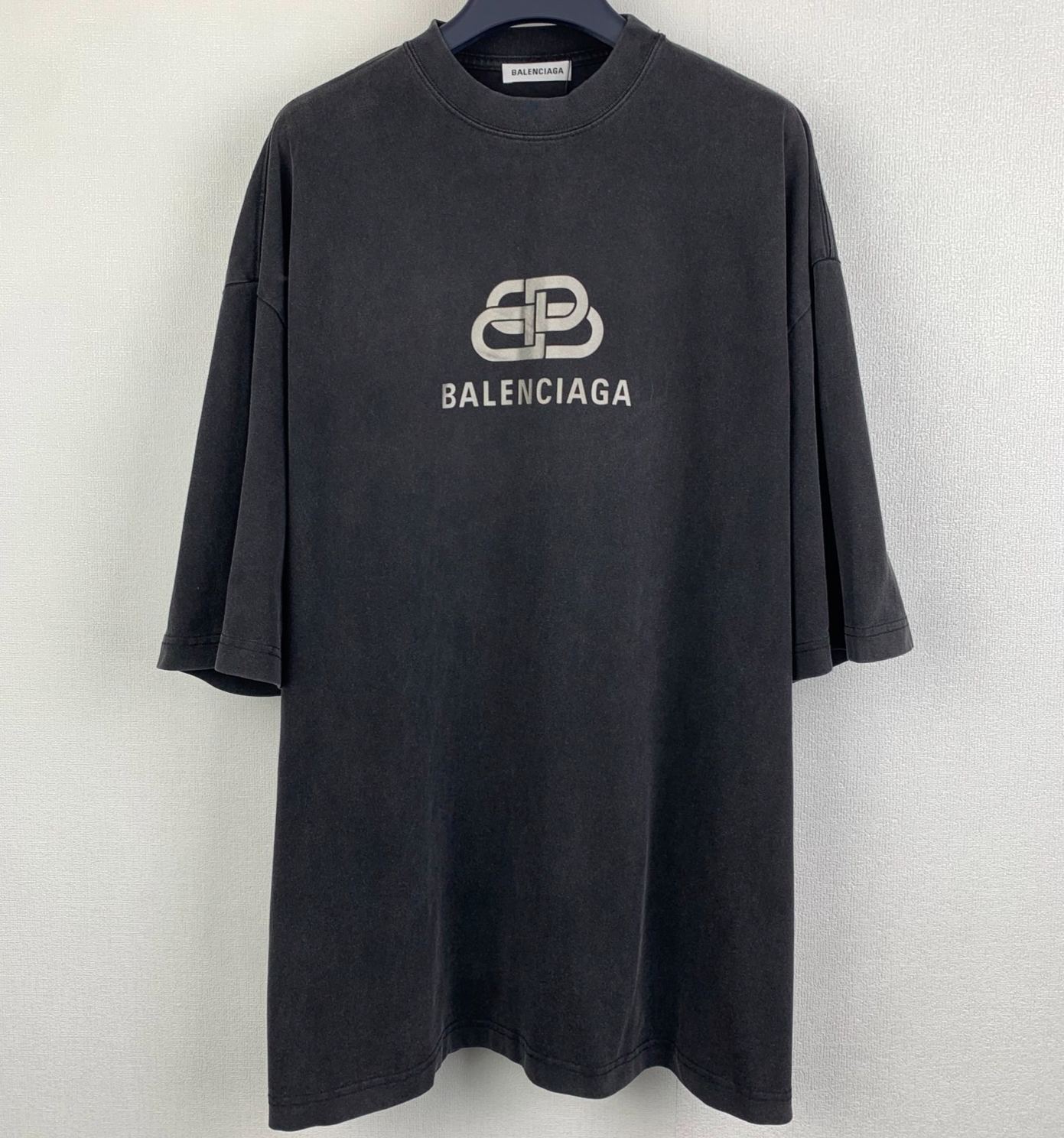 Balenciaga Black Boxy Tee with Logo Print and Balenciaga（571205TGV751140）