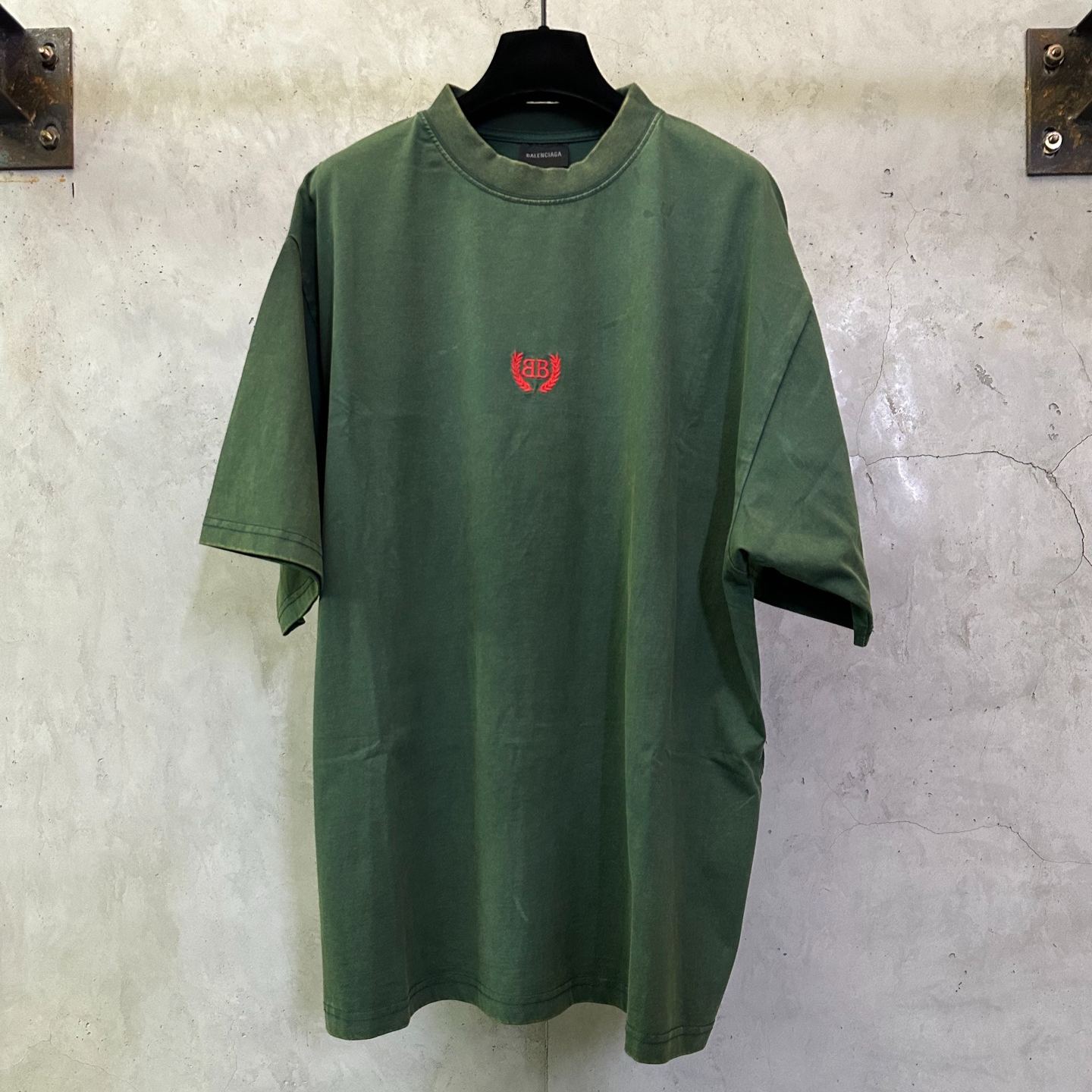 BALENCIAGA Laurel Classic T-Shirt Medium Fit "Dark Green/Red"（764235TSVC93044）