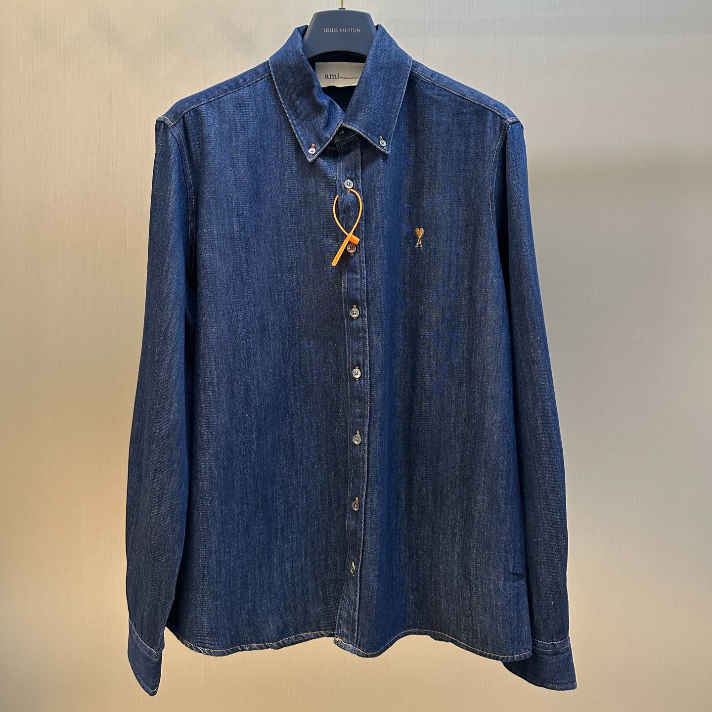 AMI Paris Ami de Coeur Indigo Light Denim Shirt - Button-down（USH786DE0123）
