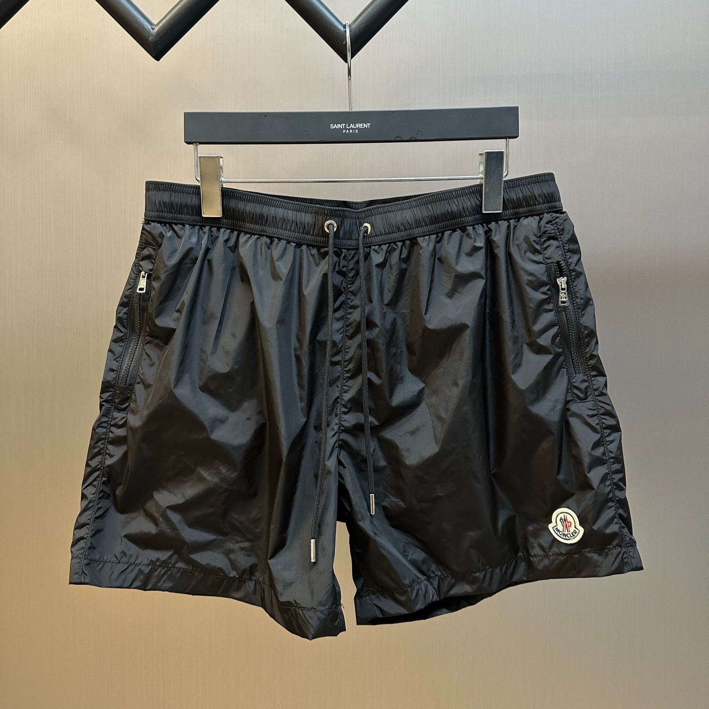 Moncler Logo Patch Swim Shorts（K10912C000165985M999）