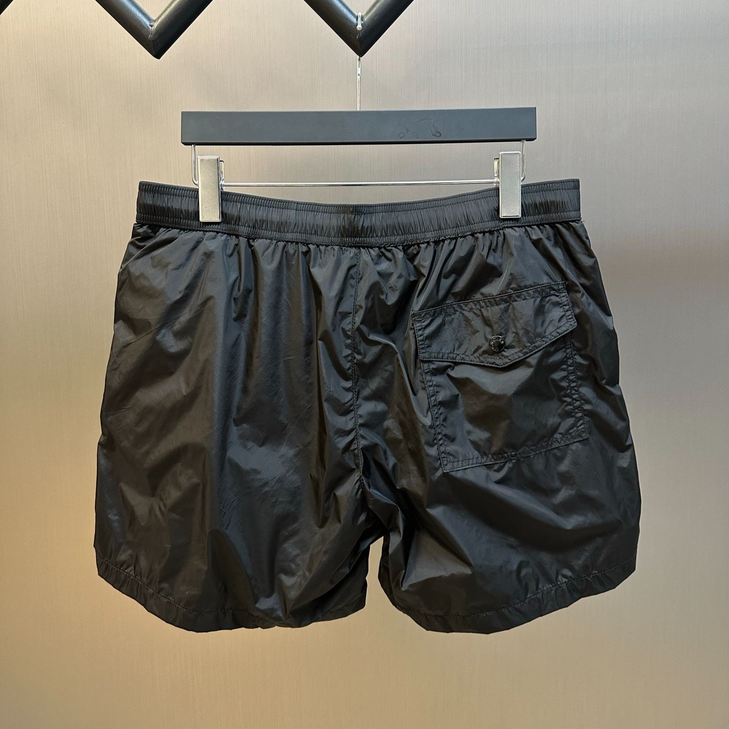 Moncler Logo Patch Swim Shorts（K10912C000165985M999）