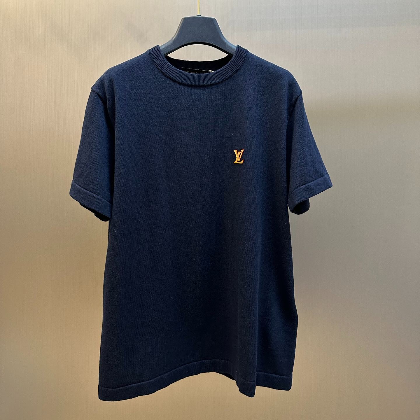 Louis Vuitton short-sleeved crew neck shirt, adorned with the brand logo（1AK70W）