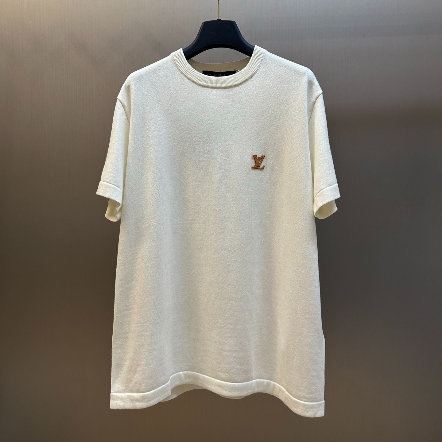 Louis Vuitton short-sleeved crew neck shirt, adorned with the brand logo（1AK70W）