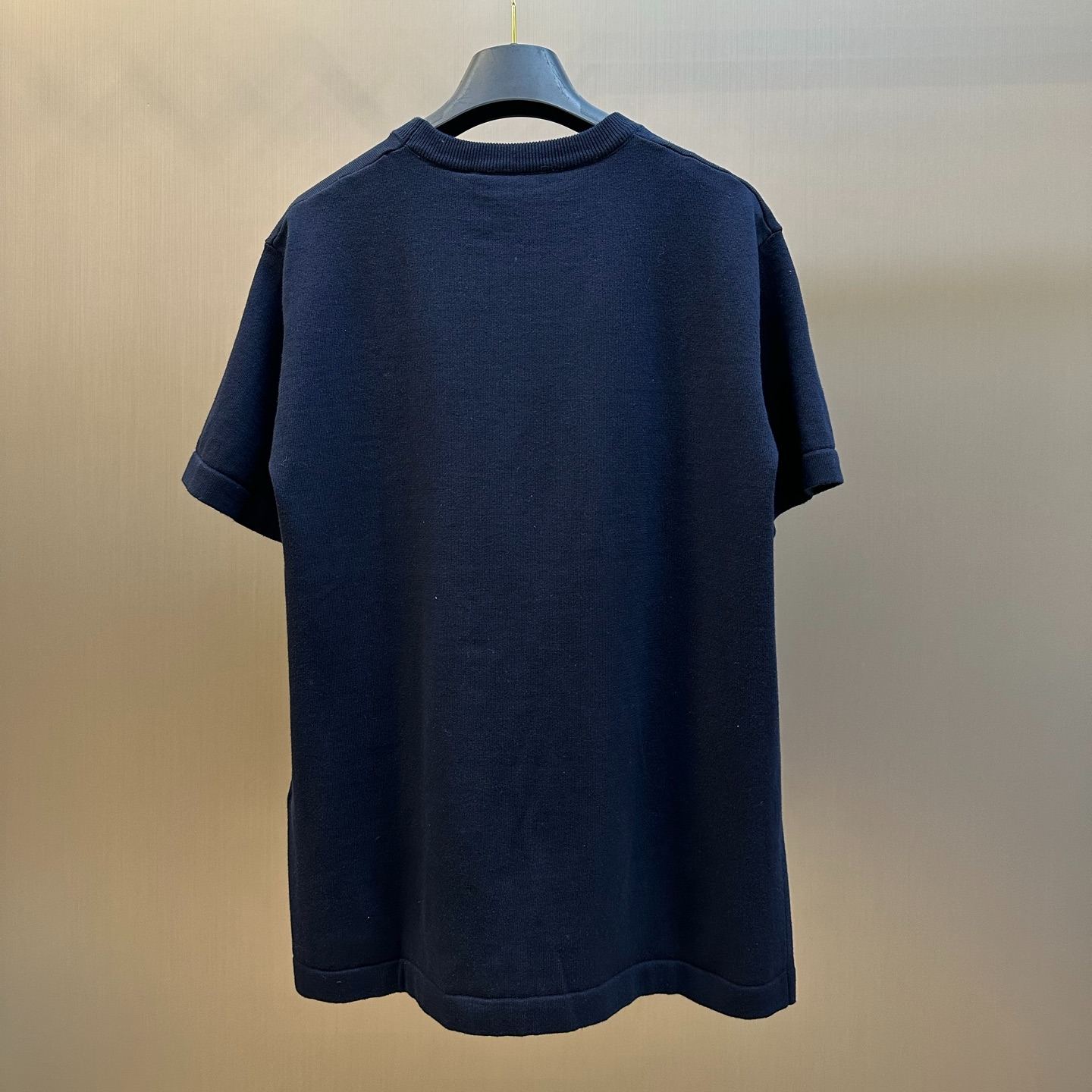 Louis Vuitton short-sleeved crew neck shirt, adorned with the brand logo（1AK70W）