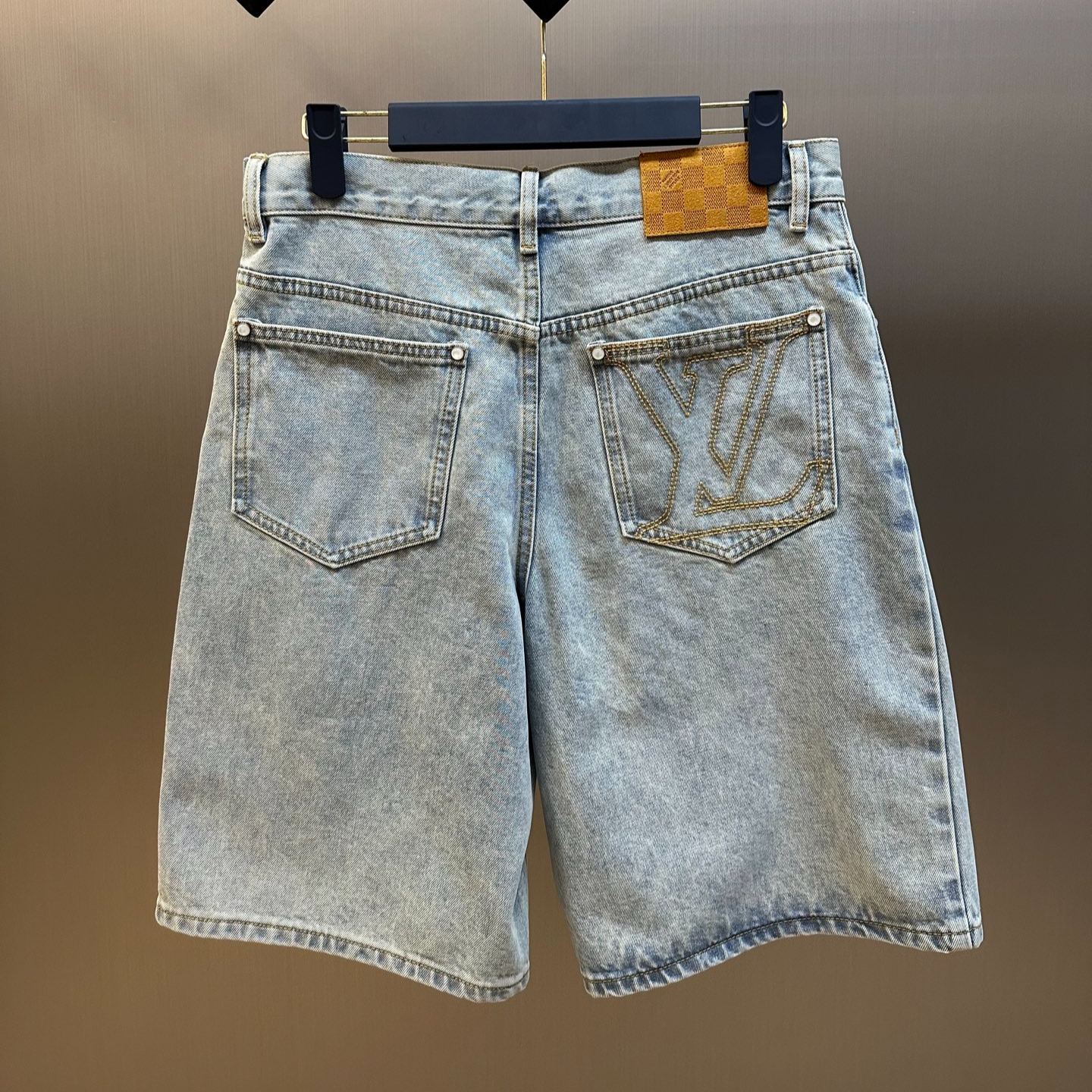 LOUIS VUITTON LV Denim Shorts(1AGTHV）