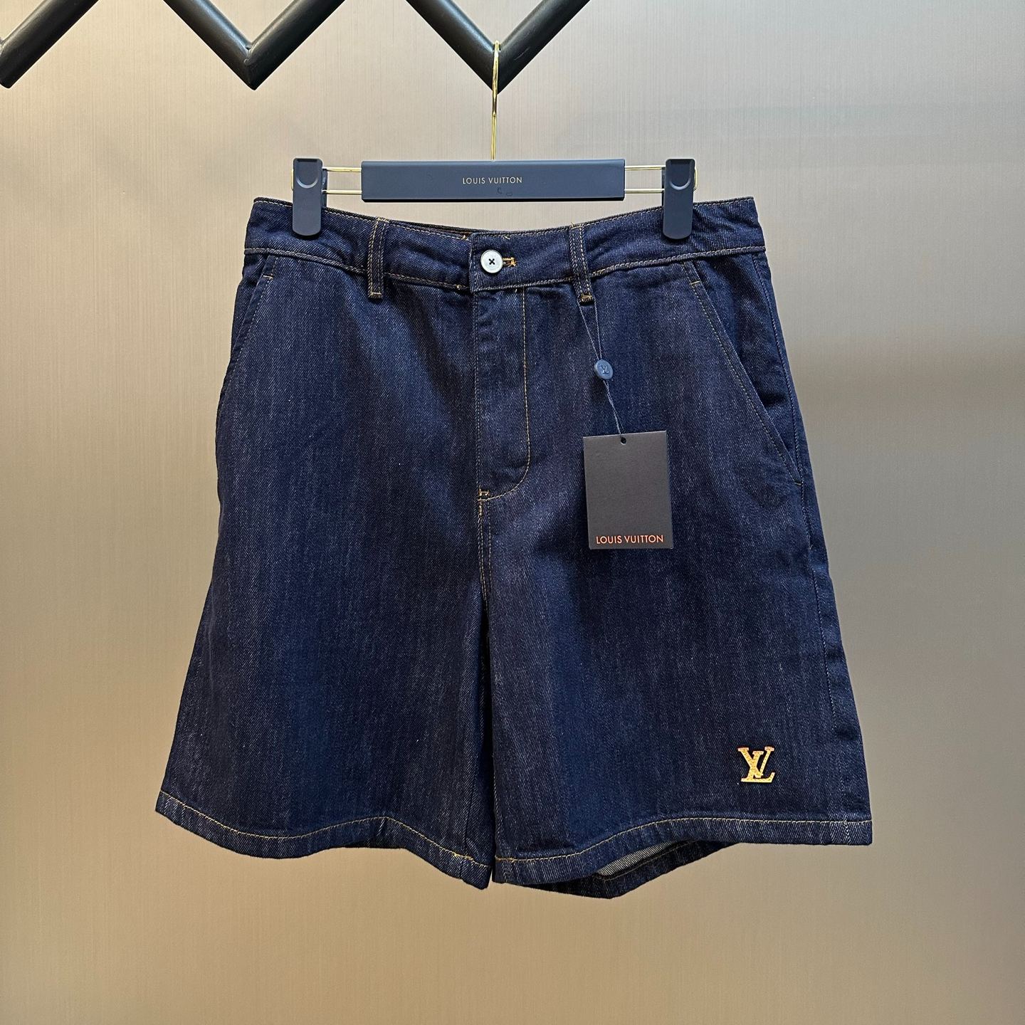 Louis Vuitton Tailored Denim Shorts (1AK6RO）
