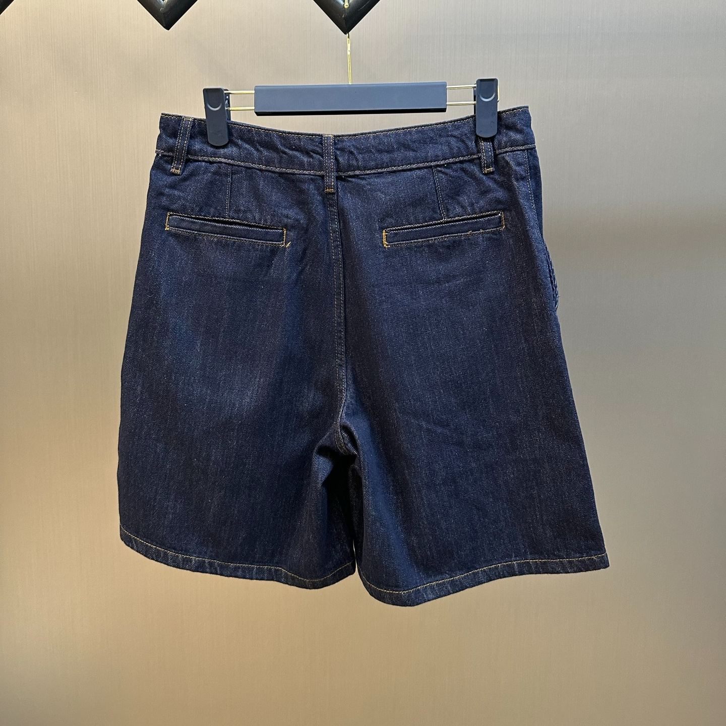 Louis Vuitton Tailored Denim Shorts (1AK6RO）