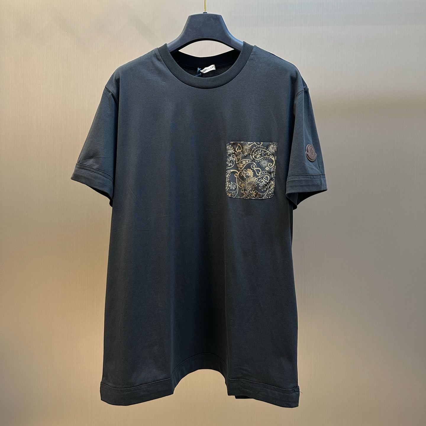 Moncler Paisley Pocket Cotton T-Shirt（L10918C0007089B8Q）