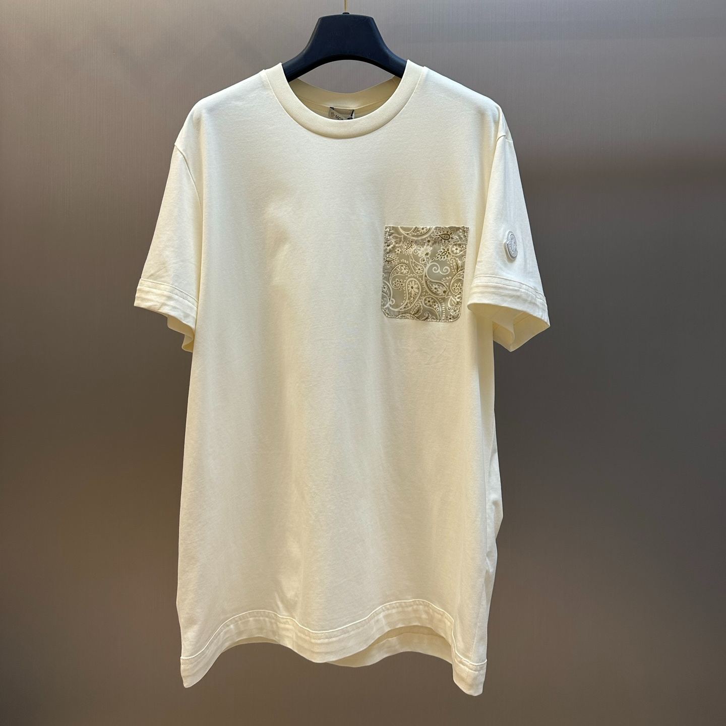 Moncler Paisley Pocket Cotton T-Shirt（L10918C0007089B8Q）