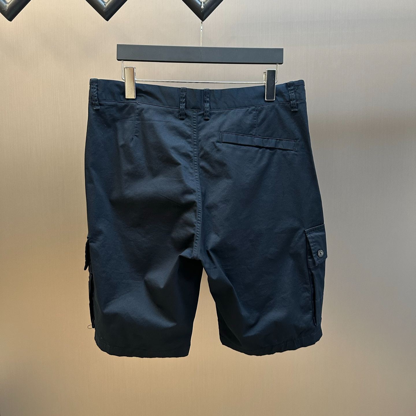Stone Island Compass-badge cargo shorts（K1S15L100011S00WA）