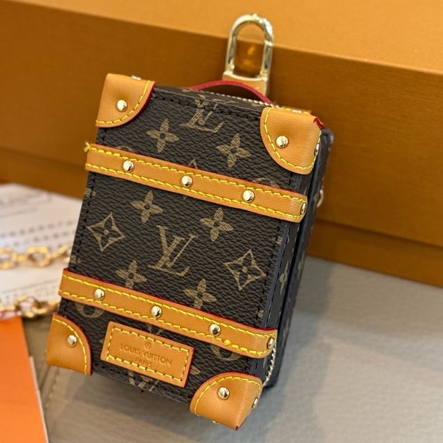 Louis Vuitton Soft Trunk Backpack Bag Charm and Key Holder （M69483）