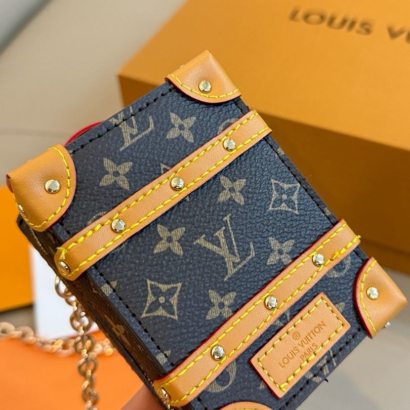 Louis Vuitton Soft Trunk Backpack Bag Charm and Key Holder （M69483）