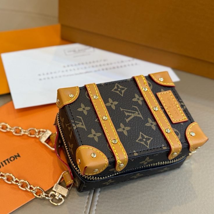 Louis Vuitton Soft Trunk Backpack Bag Charm and Key Holder （M69483）
