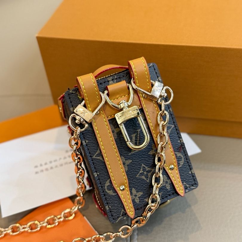 Louis Vuitton Soft Trunk Backpack Bag Charm and Key Holder （M69483）