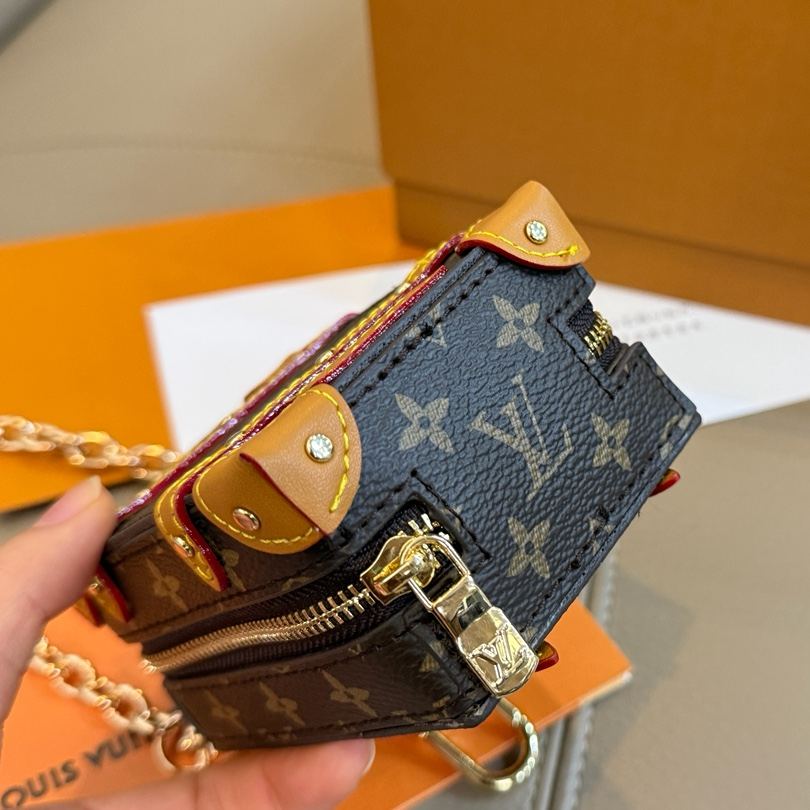Louis Vuitton Soft Trunk Backpack Bag Charm and Key Holder （M69483）