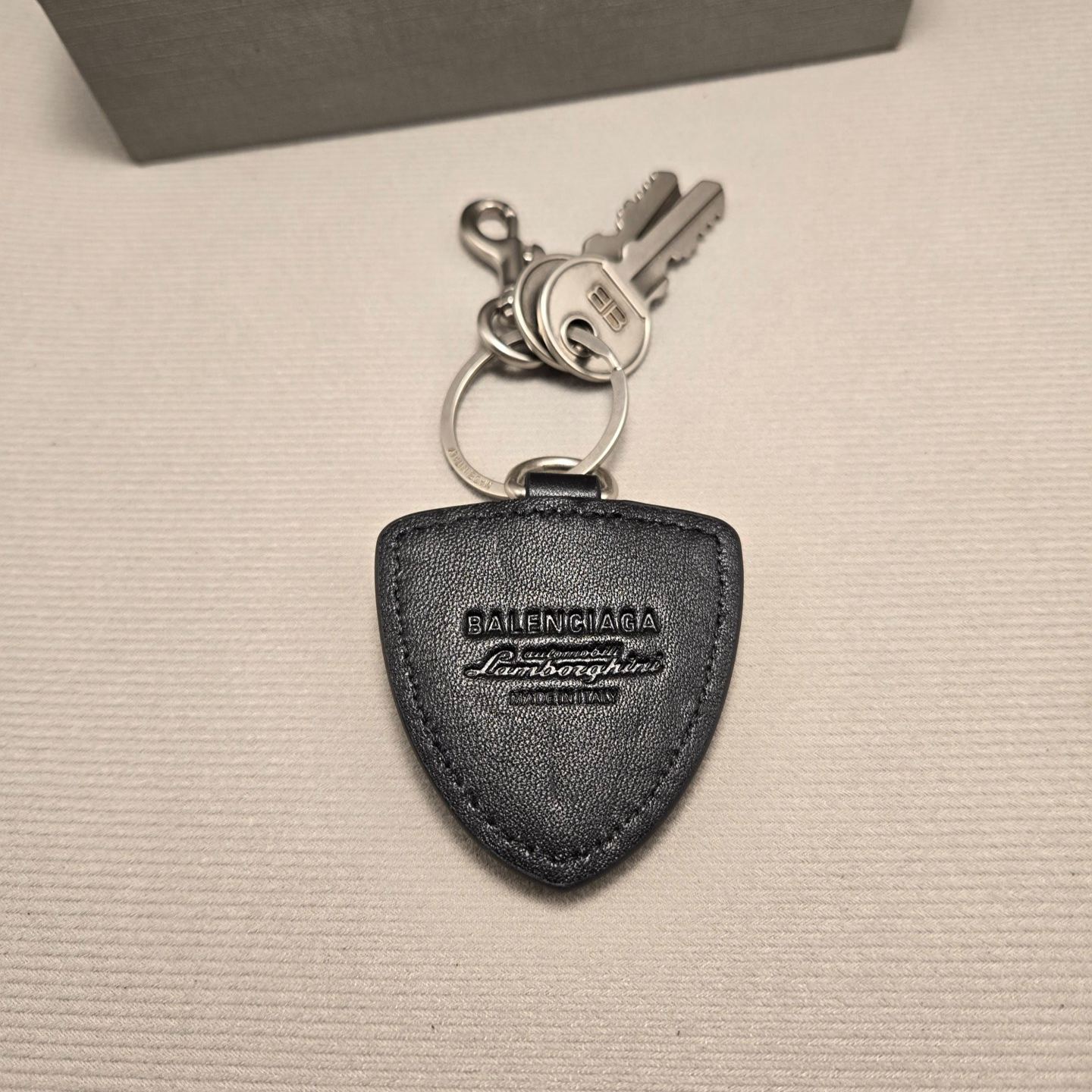 BALENCIAGA Automobili Lamborghini Shield Charm "Black"（8355222ABZD1000）