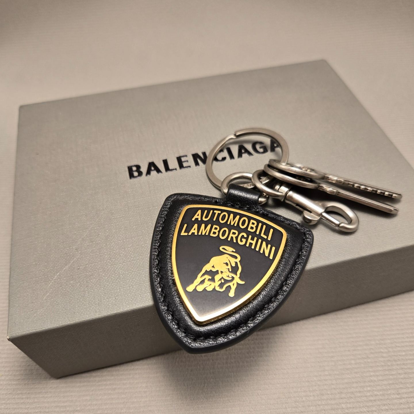 BALENCIAGA Automobili Lamborghini Shield Charm "Black"（8355222ABZD1000）