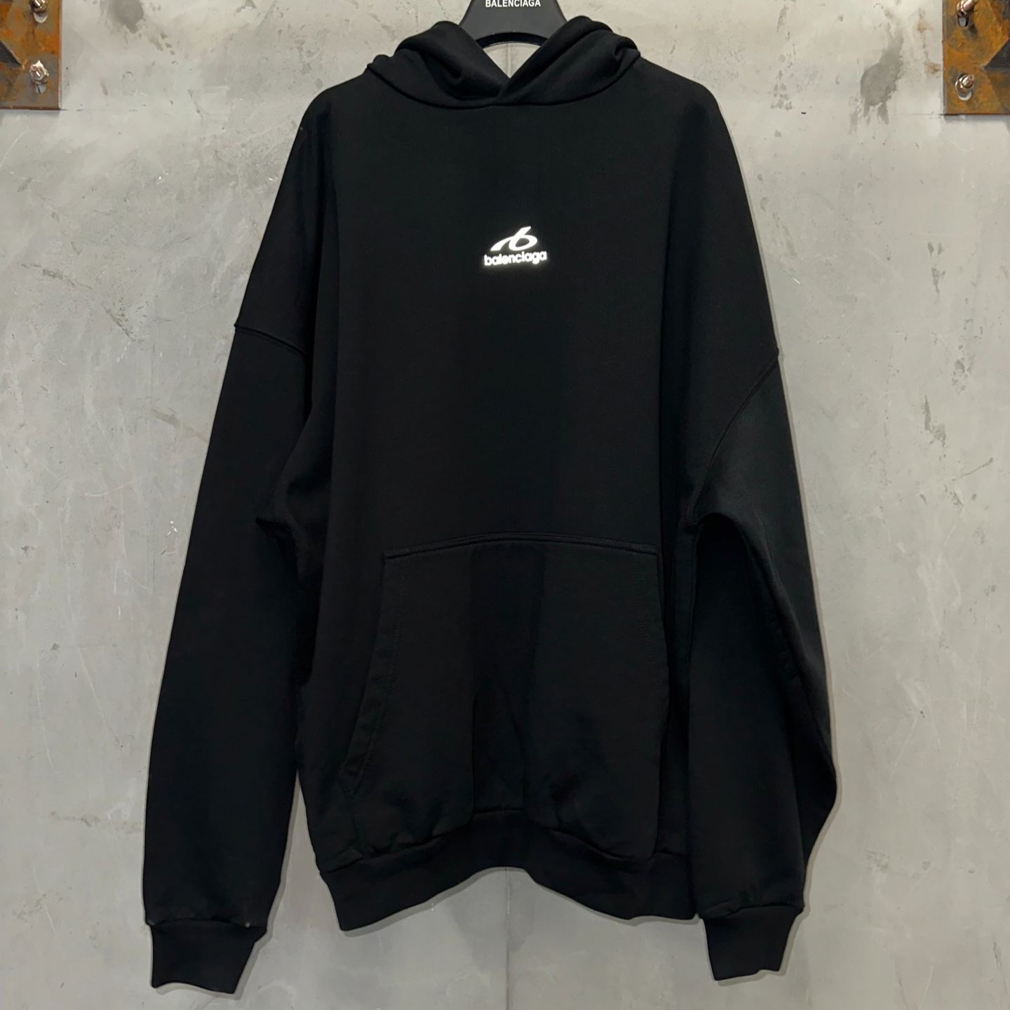 BALENCIAGA Men's Bodies Medium Fit Hoodie in Black (871956TUVQ51000）