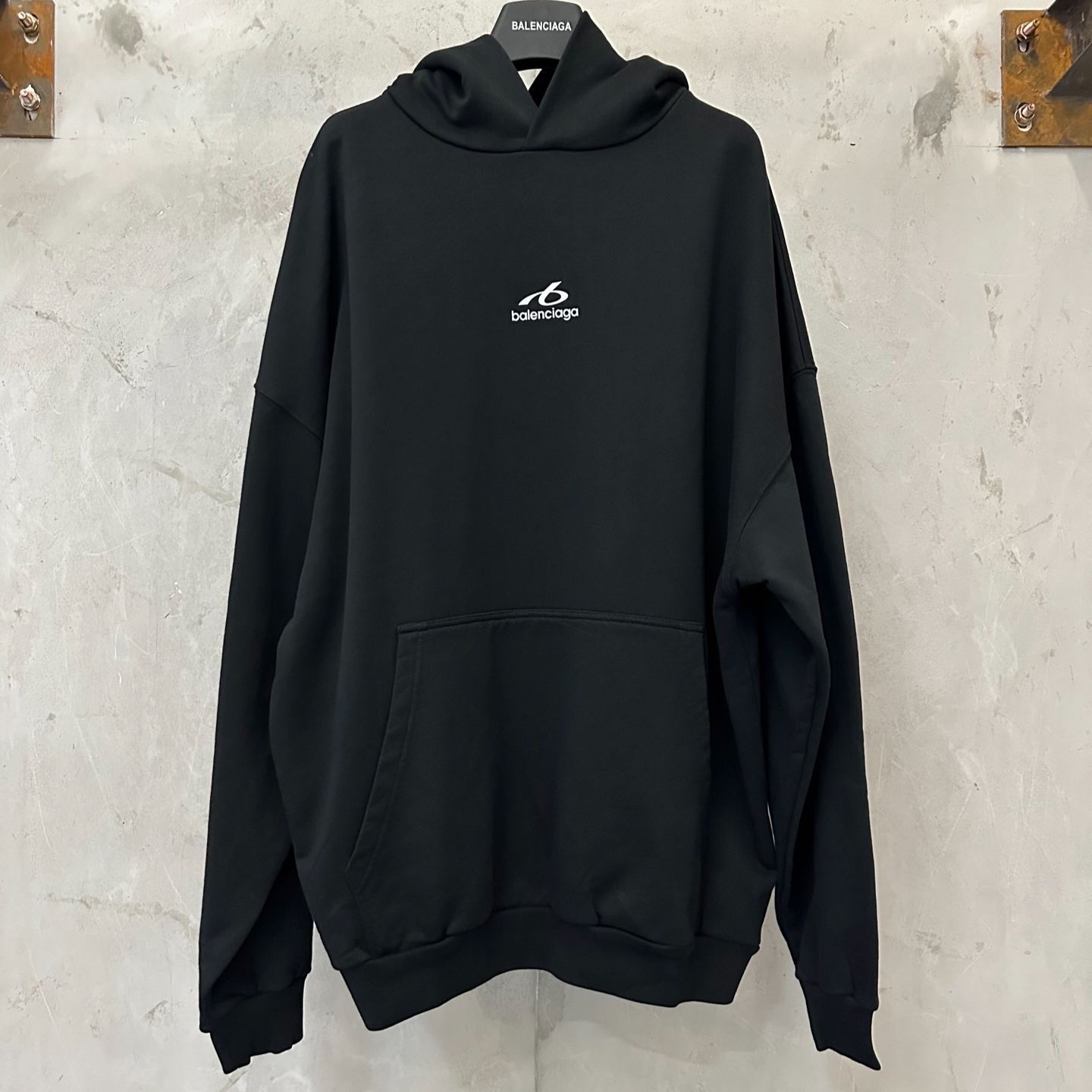 BALENCIAGA Men's Bodies Medium Fit Hoodie in Black (871956TUVQ51000）