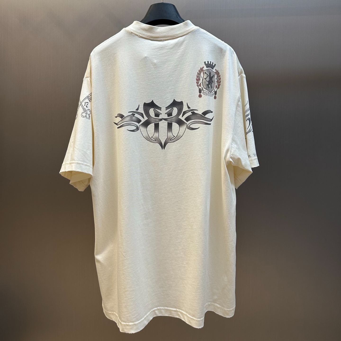 Balenciaga Men's Tattoo Medium Fit T-shirt（764235TUVJ29020）