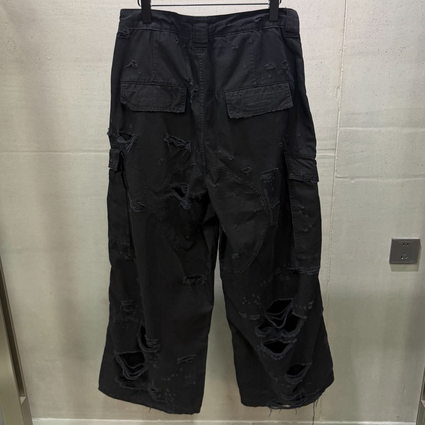 BALENCIAGA Men's Distressed Large Cargo Pants "Black" (838816TSP011000）