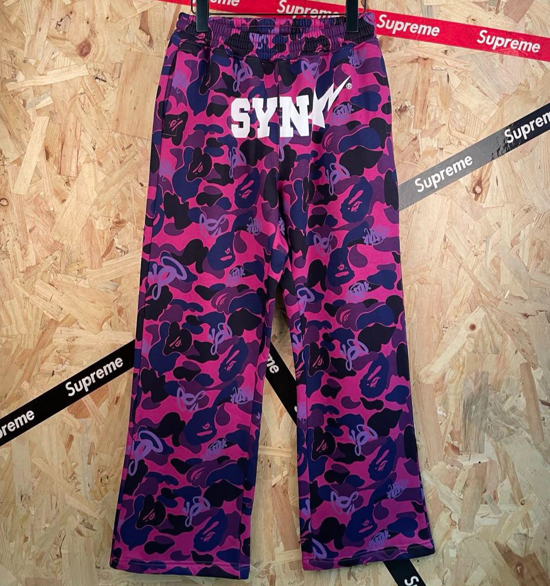A BATHING APE x Spotify x SYNA World by Central Cee Camo Relaxed Fit Sweatpants （BAPE-25-1944）