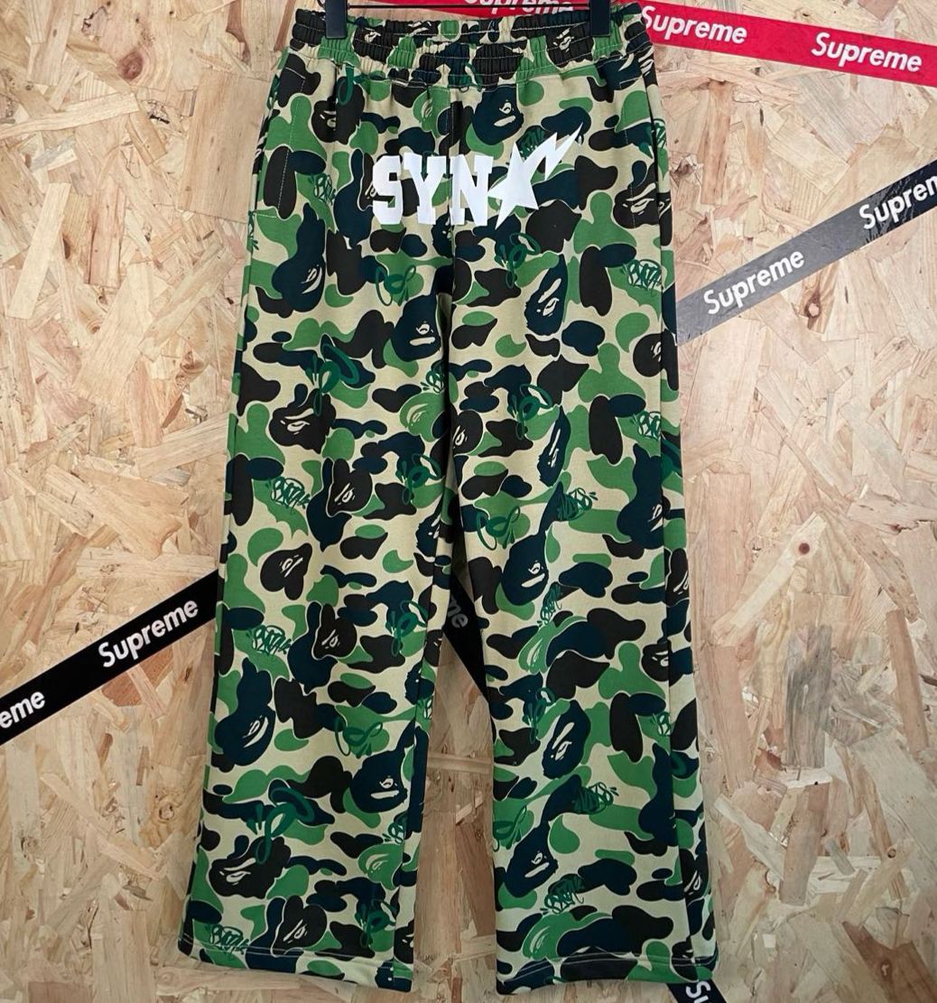 A BATHING APE x Spotify x SYNA World by Central Cee Camo Relaxed Fit Sweatpants （BAPE-25-1944）