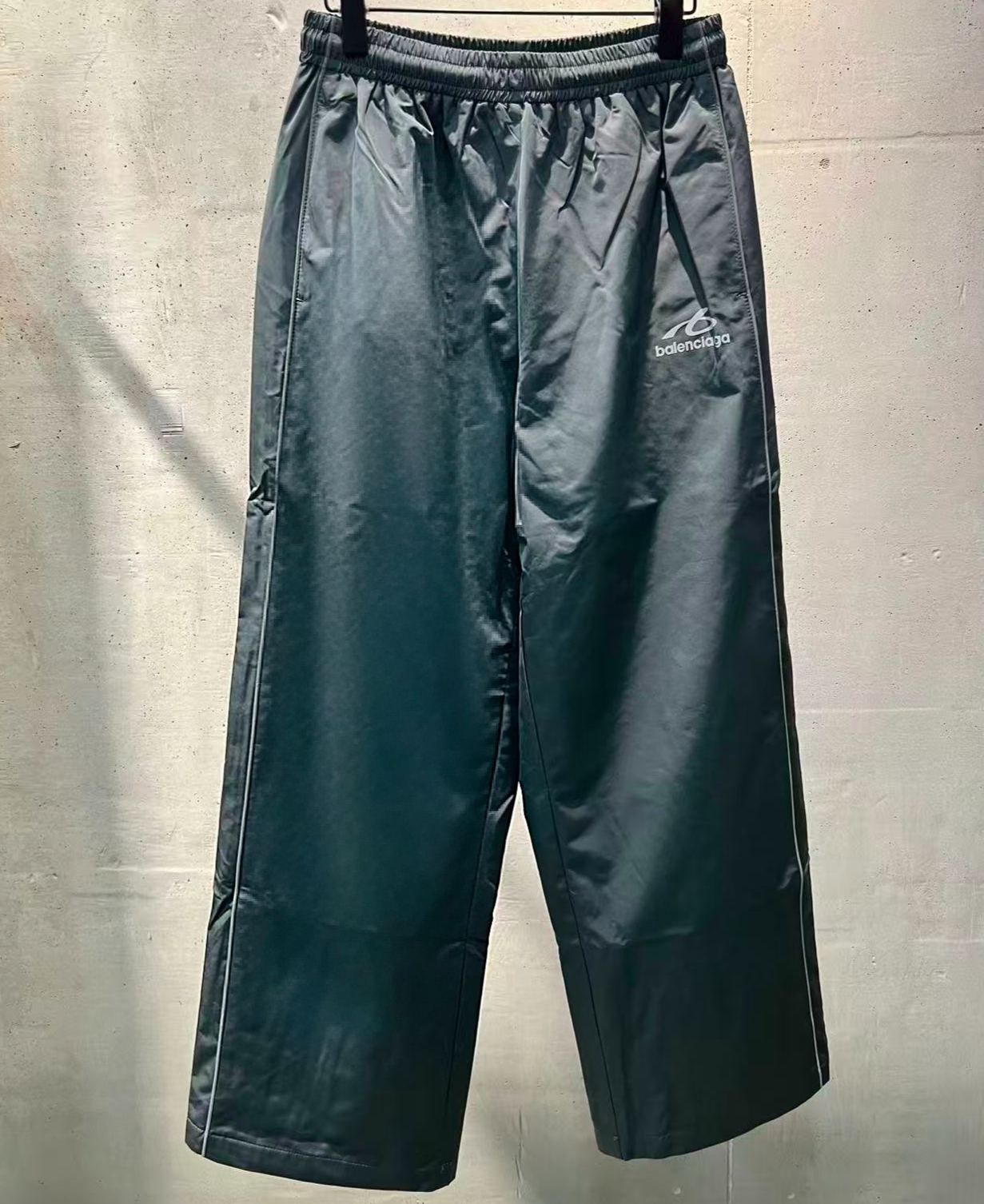 Balenciaga Men's Bodies Tracksuit Pants (A001ZCTPQ386641）