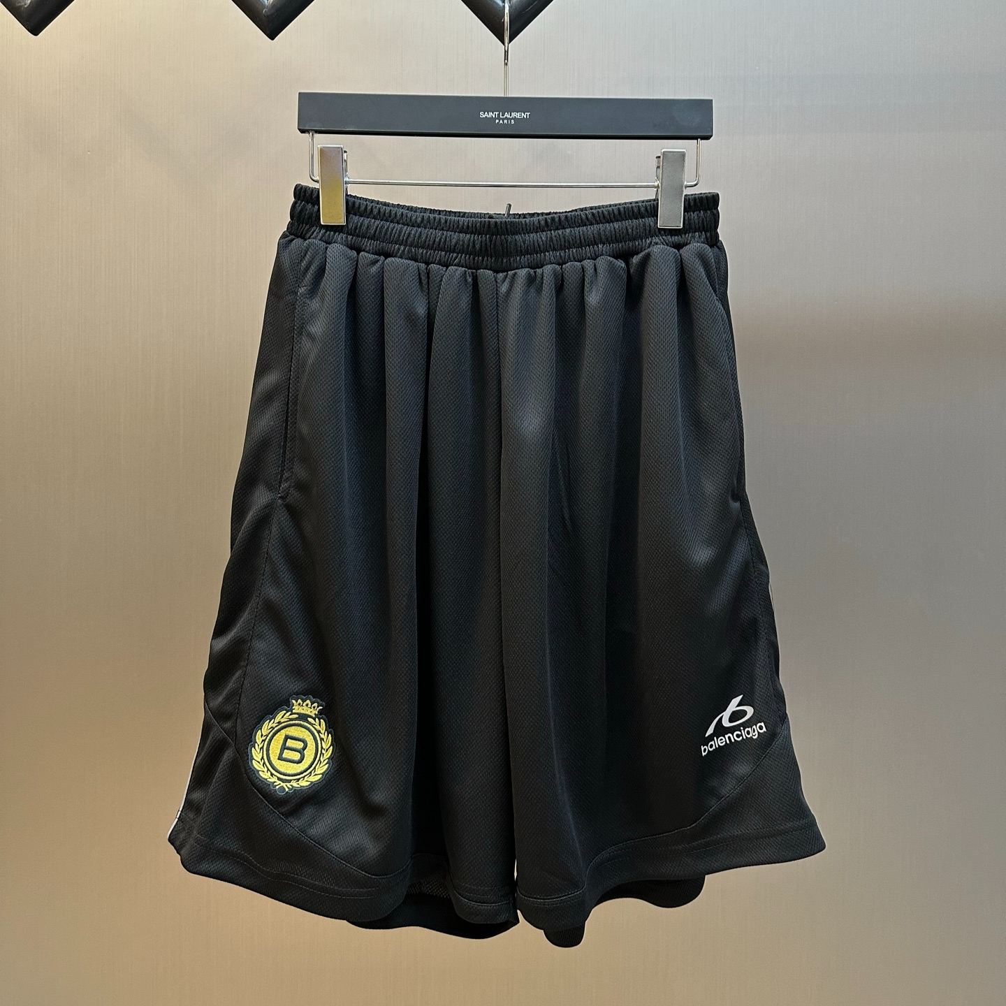 Balenciaga Soccer Loose-Fit Shorts (777709TUVZ71000）