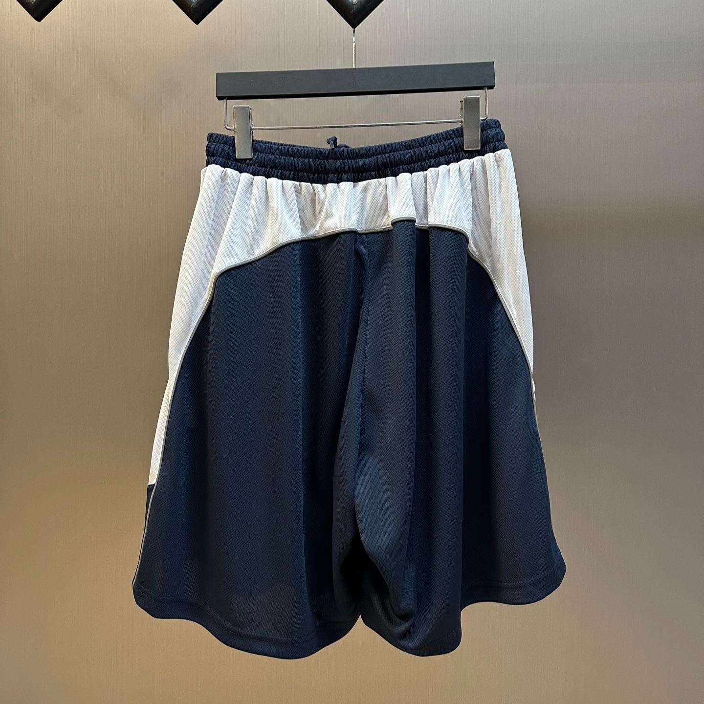 Balenciaga Soccer Loose-Fit Shorts (777709TUVZ71000）