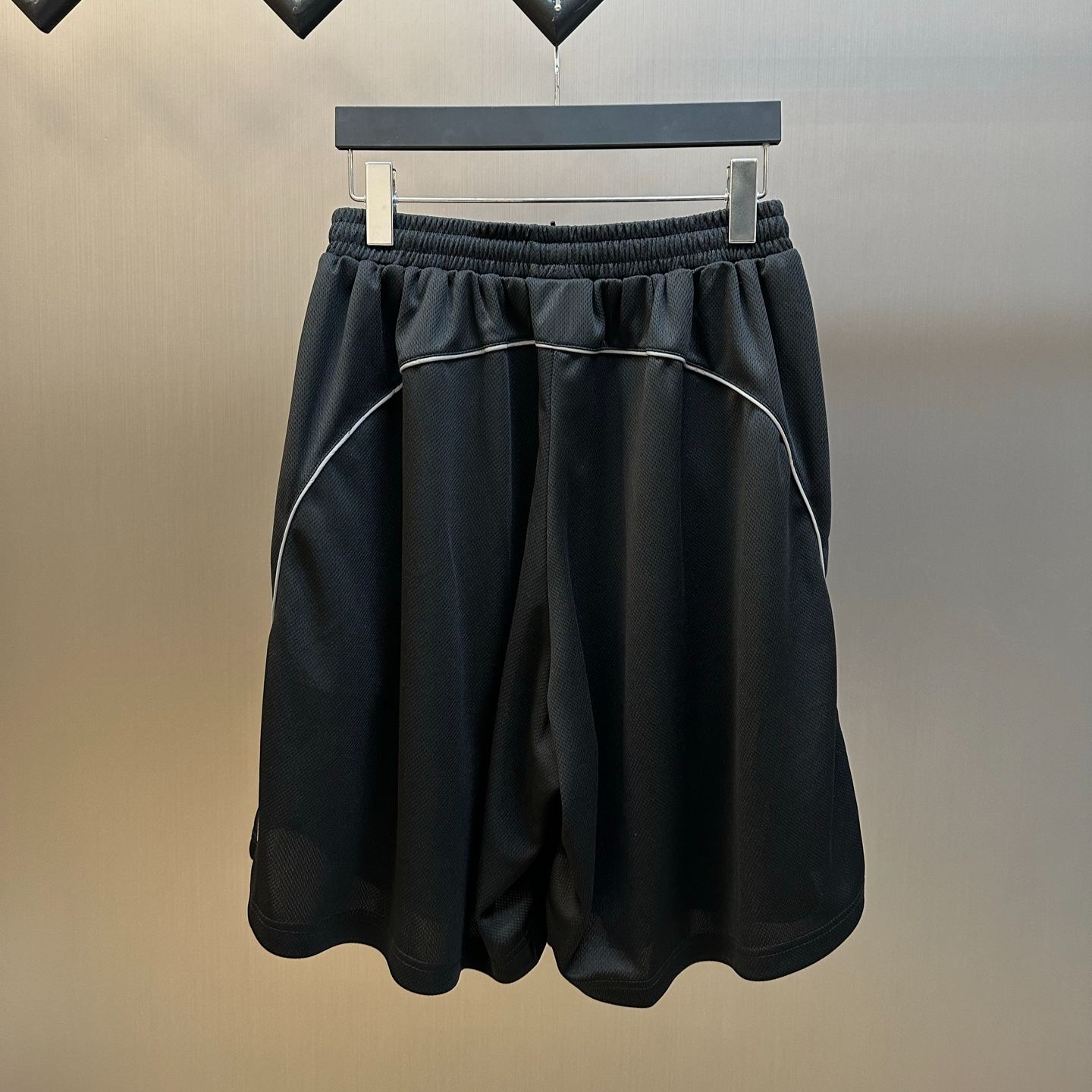 Balenciaga Soccer Loose-Fit Shorts (777709TUVZ71000）